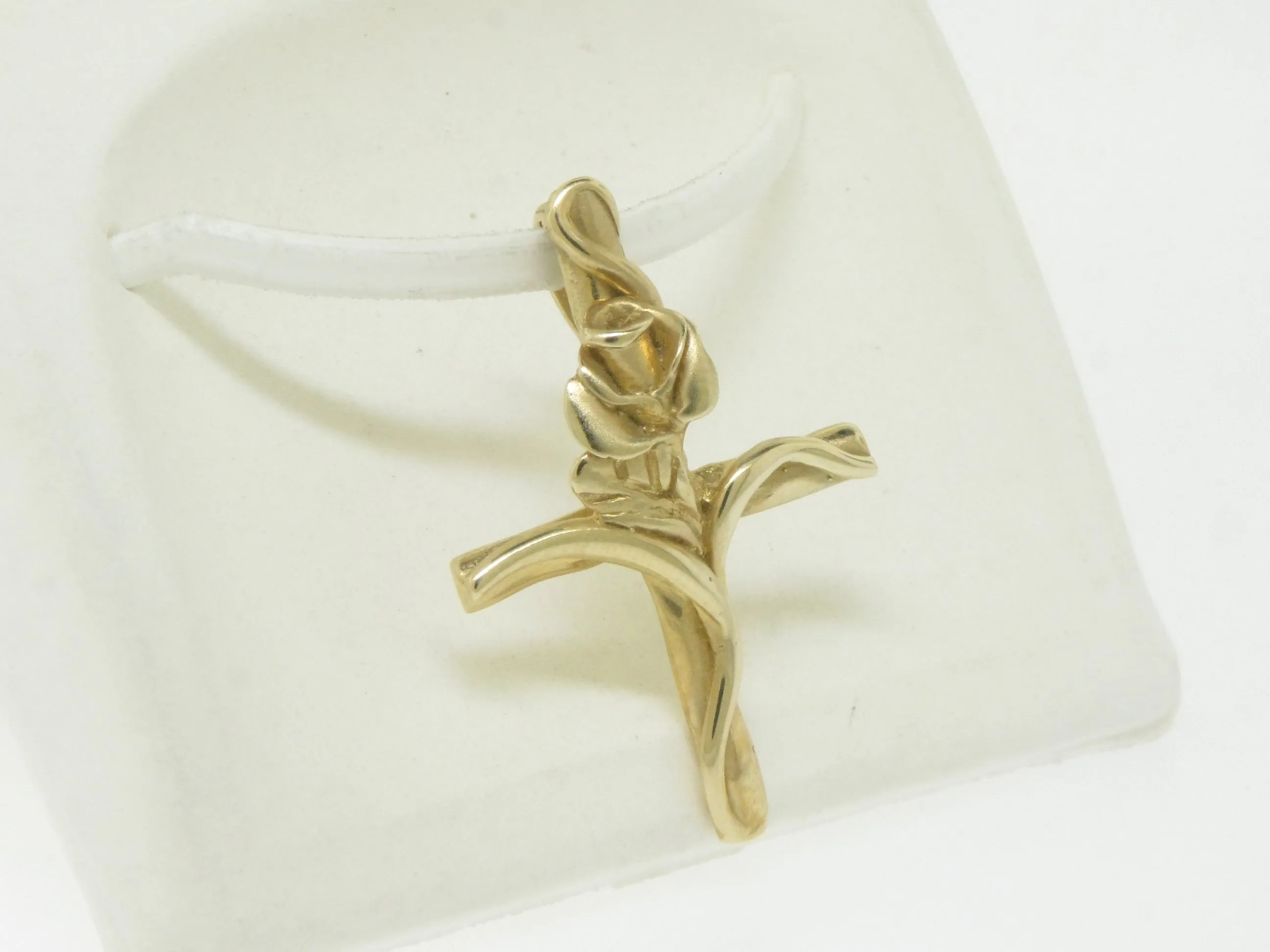 14K Yellow Gold Rose Flower Cross Rosy Cross Pendant New Old Stock Jewelry