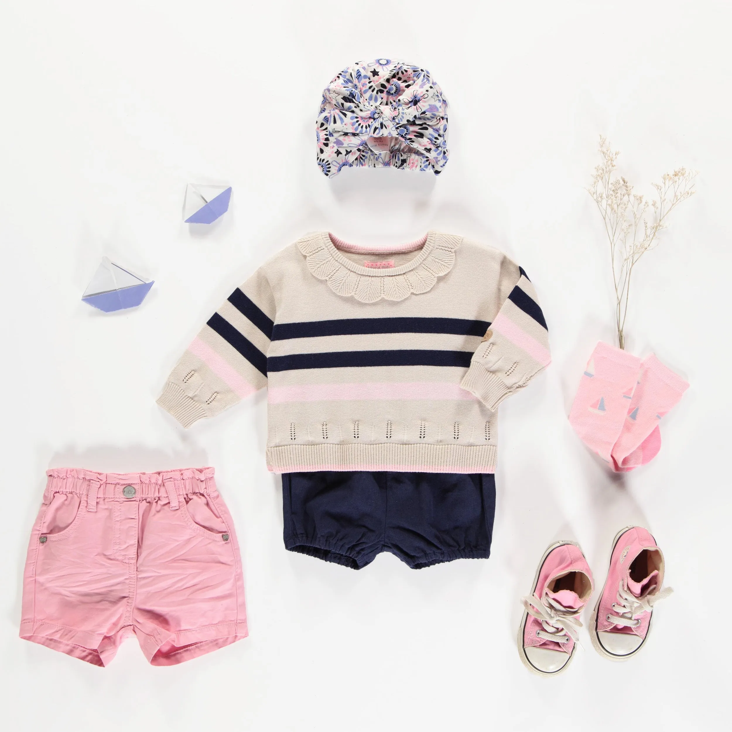 Chapeau blanc avec torsade à motifs de fleurs de couleur mauve et rose, bébé || White hat with bow and purple/pink all over print, baby