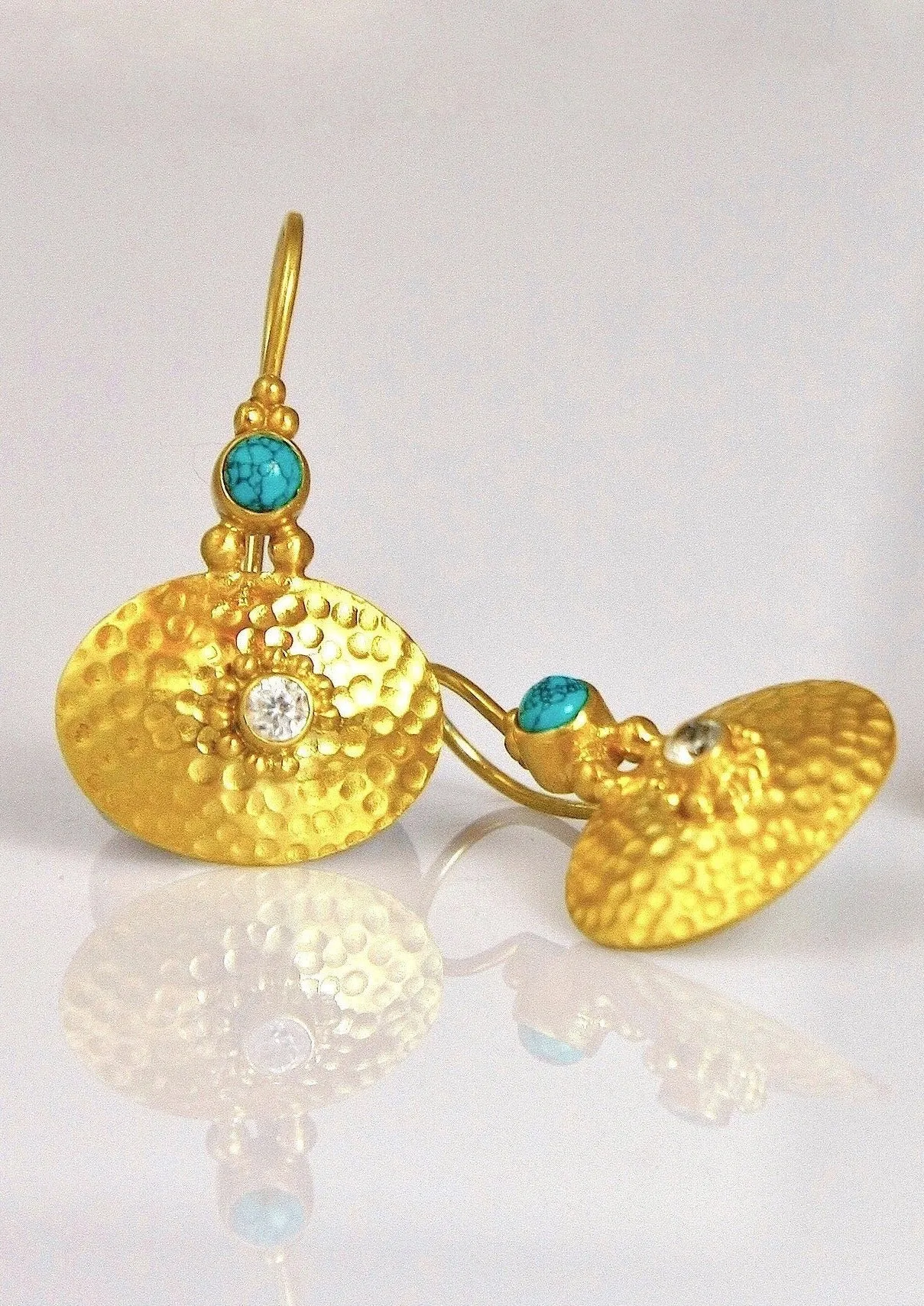 Chic, Greek-inspired, gold-plated, hammer-finish earrings with turquoise and zircon