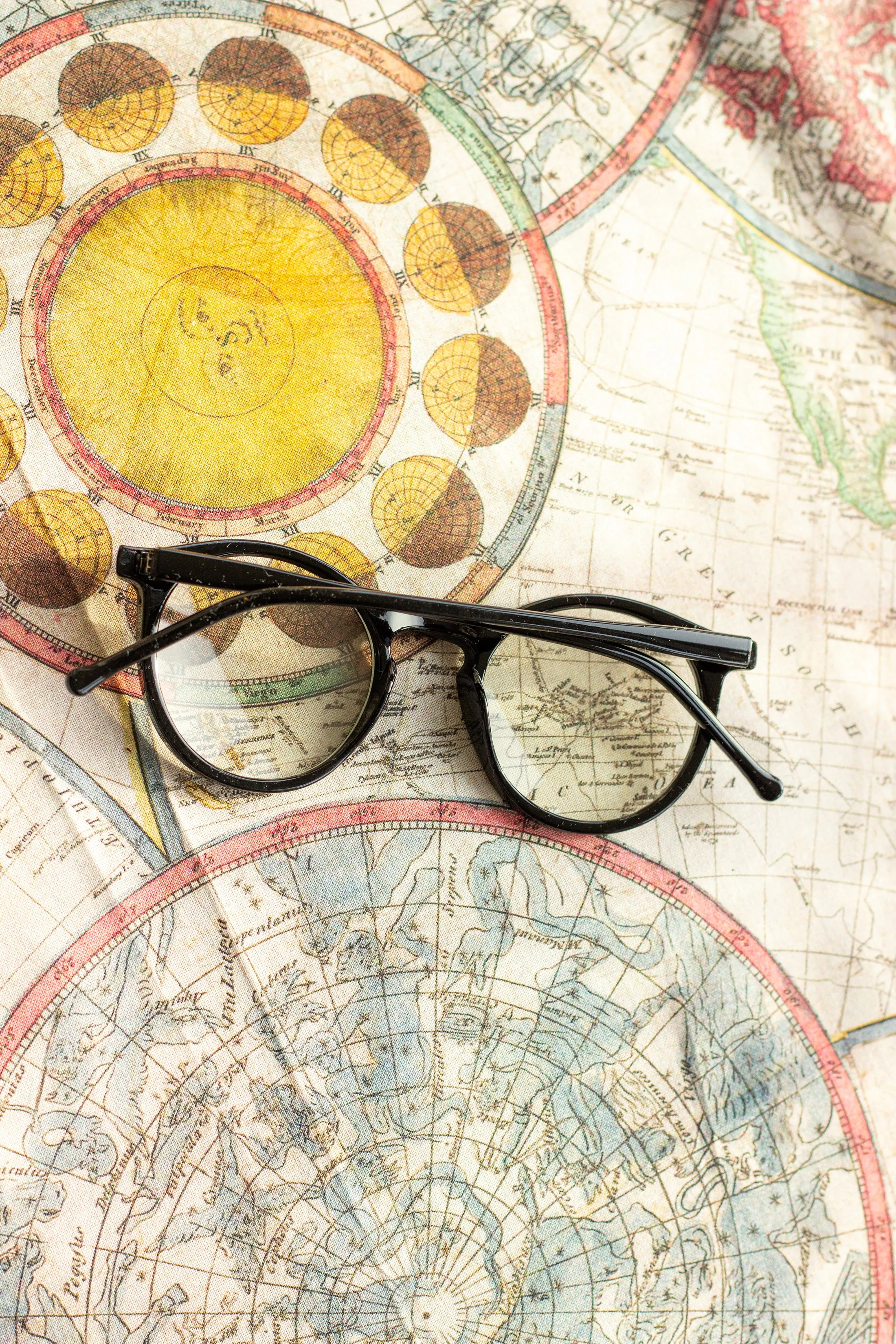 Classic Round Retro Look Fashion Glasses