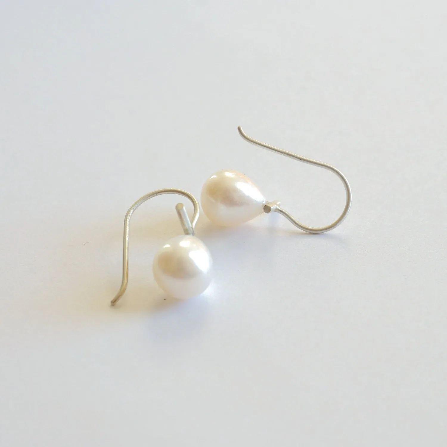 Pearl Teardrop Dangle Earrings: Exquisite Sophistication 0241