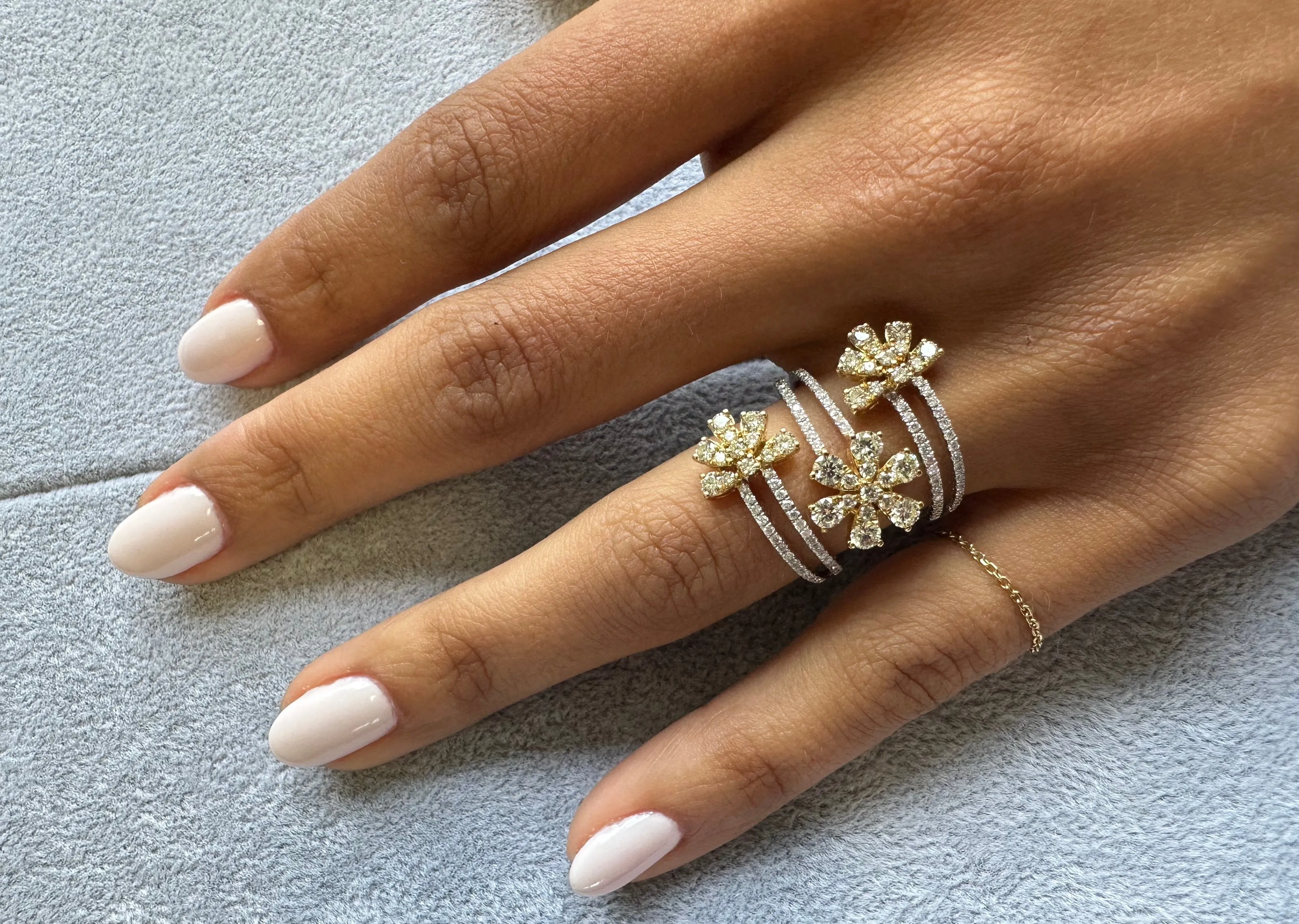 Ring 18kt Mixed Gold Triple Row Flowers Round Diamonds